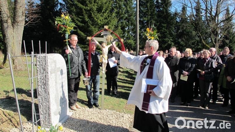 Vor zehn Jahren hat Pfarrer Norbert Große den Gedenkstein gesegnet. Am kommenden Palmsonntag wird das Jubiläum mit einer Andacht gefeiert. Bild: le