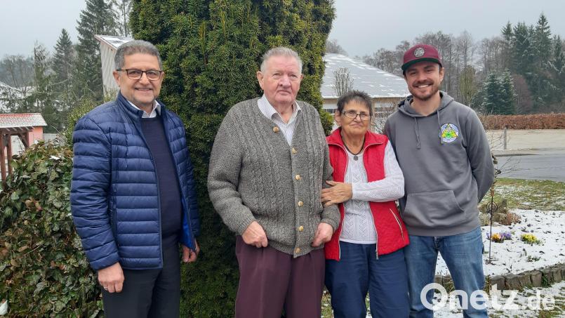 Bürgermeister Franz Tauber (links) und Burschenverein-Vorsitzender Marco Fuchs (rechts) gratulierten Hans Bauer zum Geburtstag. Zu den Gratulanten gehörte freilich auch Ehefrau Felizitas. Bild: gis