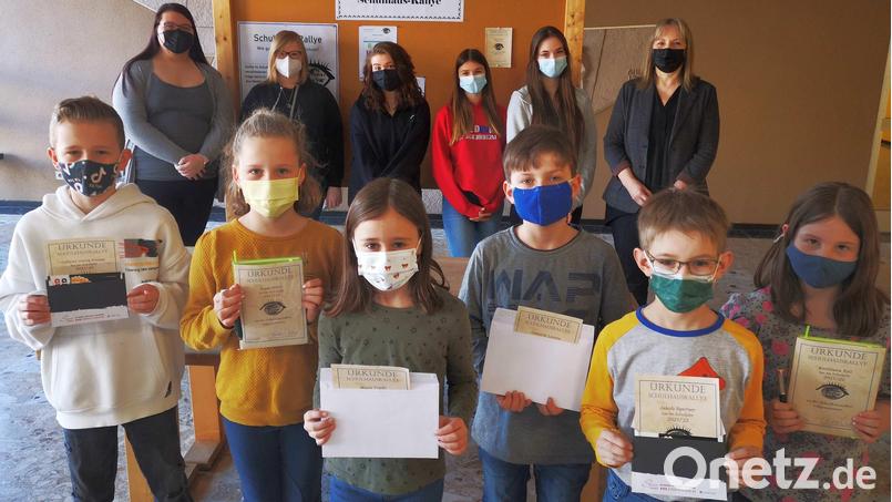 Fachlehrerin Veronika Dostler-Oswald (hinten, rechts) mit den Schülern der 8. Klasse sowie den Preisträgern aus den 3. Klassen (vorne). Bild: njn