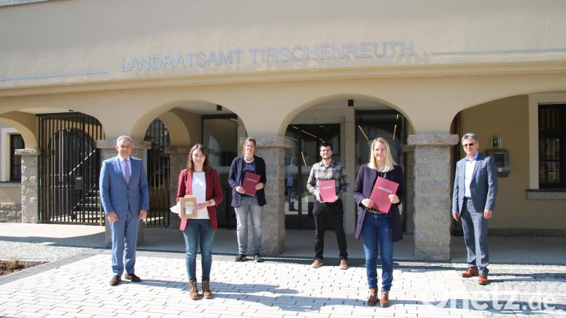 Landrat Roland Grillmeier gratulierte Angela Tretter, Anja Beer, Thomas Meyer und Susanne Rosner zum erfolgreichen Abschluss. Recht ist Personalchef Walter Brucker zu sehen. Bild: Claus Oberndorfer/Landratamt Tirschenreuth/exb