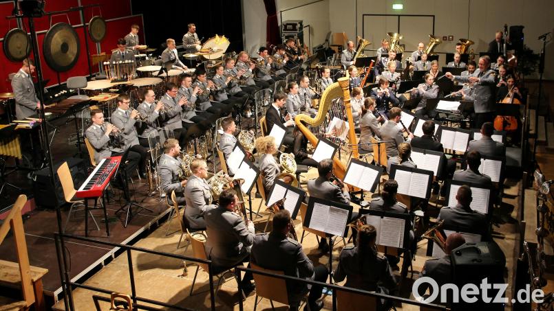 Dirigent Oberstleutnant Prof. Michael Euler, der Leiter des Ausbildungsmusikkorps der Bundeswehr verstand es meisterhaft seine junge Truppe zu bläserischen Höchstleistungen anzuspornen. Darüber hinaus führte der Chef persönlich, locker nach rheinländischer Art, durch das hochkarätige Programm. Bild: Joseph Ferstl/exb