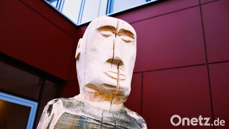 Die Skulpturen beeindrucken durch ihre Wuchtigkeit und Größe. Acht solcher Charakterköpfe stehen nun im Innenhof des Stiftland-Gymnasiums und sollen auf Wunsch des Kunstlehrers bald draußen den Weg vom Busparkplatz zum Gymnasium künstlerisch verschönern. Bild: ubb