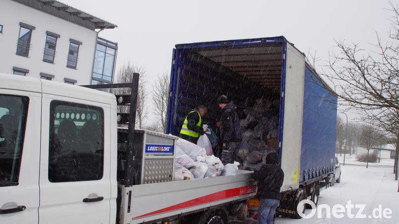 Am Irlbacher-Parkplatz wurden die Altkleider von den Sammelfahrzeugen in den bereitstehenden Transporter verladen. Bild: mmj