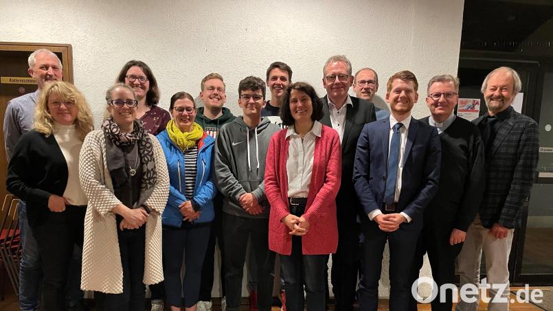 Wahlen bei der Kolpingfamilie: Im Bild von links Gerhard Härtl, Elke Prechtl, Gaby Stich, Bärbel Burger, Theresa Neumann, Fabian Kastner, Joshua Härtl, Kilian Schindler, Ruth Schindler, Christian Kastner, Thomas Schücke, Maximilian Kastner, Stadtpfarrer Bernd Philipp, Helmut Härtl. Bild: Kolpingfamilie Waldershof/exb