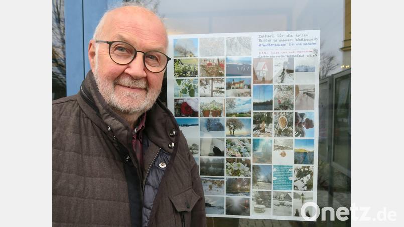 Vorsitzender Rudi Gruber am Eingang des Rathauses, wo eine Collage mit allen Wettbewerbsbildern aushängt. Bild: gru