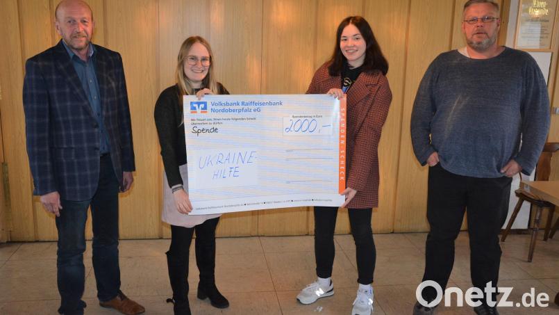 Nach dem Benefizkonzert auf seinem Vereinsgelände am 19. März überreichte der ATS Mitterteich eine Spende von 2000 Euro für Ukraine-Flüchtlinge. Franziska Gleißner (Zweite von rechts) nahm den Scheck stellvertretend für Jana Reyer entgegen. Mit im Bild ATS-Schatzmeister Peter Haibach (links), Cindy Paulus (Kulturfabrik) und Organisator Peter Zettelmann. Bild: jr