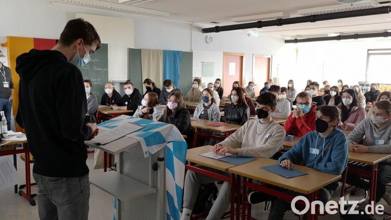 Nachdem bereits am Anfang des Schuljahres 2021/2022 alle Schülerinnen und Schüler der Klassen 10 bis 12 des JAS-Gymnasiums Nabburg am Projekt der „U18-Wahl“ teilnehmen durften, wurde mit dem Planspiel „Der Landtag sind wir“ erneut ein Baustein der Demokratie-Erziehung am JAS-Gymnasium verwirklicht. Bild: Christian Käsbauer/exb