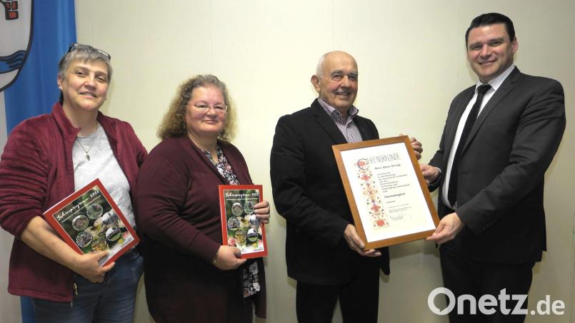 Landrat Thomas Ebeling ernannte Alois Dirrigl (Zweiter von rechts) zum Ehrenmitglied des Kreisverbandes für Gartenbau und Landespflege. Die Kreisfachberater Petra und Heidi Schmid (von links) stellten das neue Programmheft vor. Bild: Hirsch