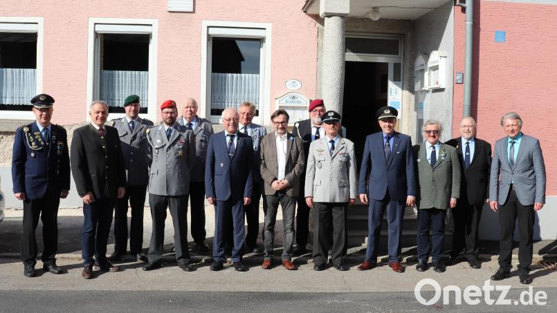 Der Vorsitzende des BSB-Kreisverbandes Tirschenreuth, Ferdinand Lienerth (Sechster von links), konnte bei der Jahreshauptversammlung den Kreisvorsitzenden der BKV Anton Hauptmann (links), Landrat Roland Grillmeier (Zweiter von links), den Bezirksgeschäftsführer des Volksbundes Deutscher Kriegsgräberfürsorge Dario Vidojkovic (Achter von links), Stellvertretenden BSB-Bezirksvorsitzenden des Thomas Semba (Vierter von rechts) und Bürgermeister Lothar Müller (rechts) begrüßen. Im Bild der wiedergewählte Kreisvorstand mit den Ehrengästen. Bild: flt