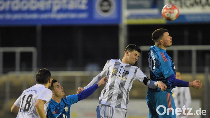 Die SpVgg SV Weiden (Szene aus der Partie gegen Osterhofen) muss pausieren: Das für Dienstag angesetzte Spiel beim TSV Seebach wurde abgesagt. Bild: G. Büttner