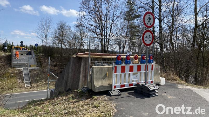Erste vorbereitende Arbeiten zur Wiedereinhebung der Brücke sind bereits im Gange. Bild: Stadt Tirschenreuth/exb