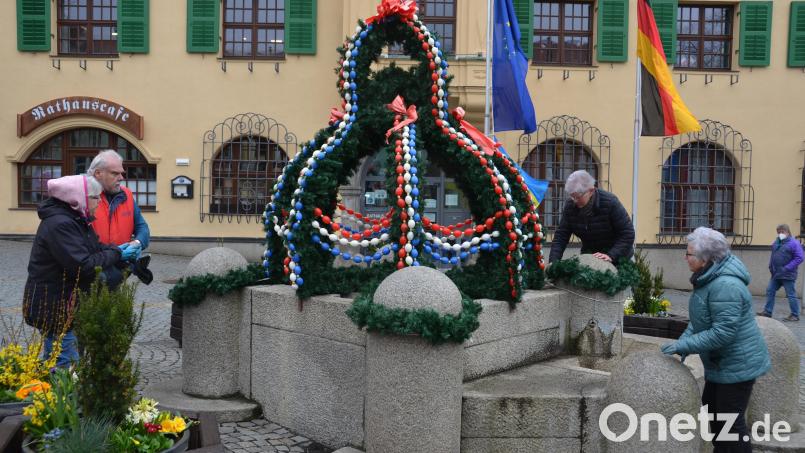 Der Brunnen vor dem Rathaus ist dank der Helfer von der Siedlergemeinschaft Vohenstrauß in den Stadtfarben geschmückt. Jetzt fehlen nur noch Wärme und Sonne. Bild: dob