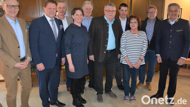 Seinen 75. Geburtstag feierte am Montag Karl-Heinz Ernstberger (Mitte). Dazu gratulierten unter anderem (von links) CSU-Kreistagsfraktionssprecher Bernd Sommer, Bürgermeister Stefan Grillmeier, Schwiegersohn Gerhard, Tochter Tanja, TuS-Präsident Anton Bauernfeind, Enkel Louis, Ehefrau Claudia, Gerhard Greim (SPD und SV) und Landrat Roland Grillmeier. Bild: jr