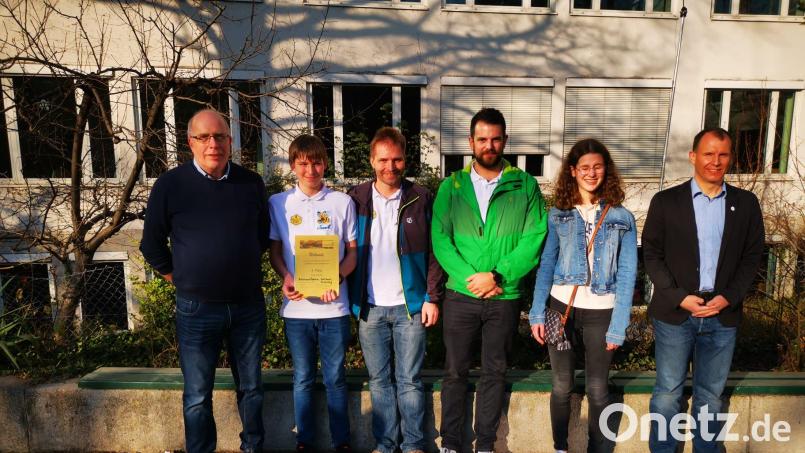 Sie sind stolz auf ihren Erfolg (von links): Obmann für Nachwuchsarbeit, Alexander Hirschmann-Titz, Jannik Bohmann, Matthias Bohmann, Stefan Hubmann, Carolin Ruppert und der Präsident vom Landesverband, Stefan Spiegl. Bild: BZV Sulzbach-Rosenberg/exb