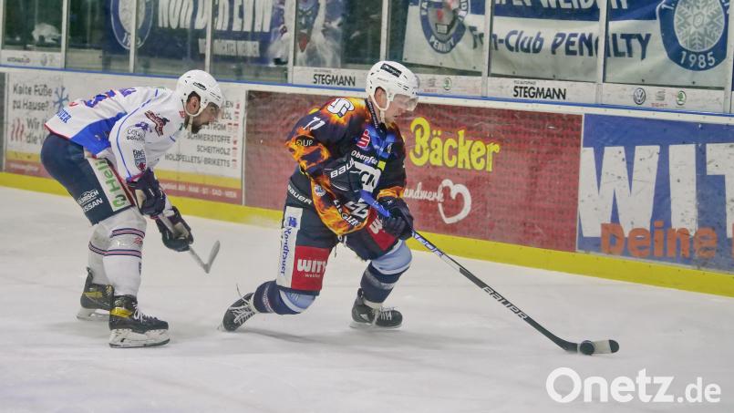 Kaum zurück auf dem Eis traf Edgars Homjakovs (rechts) gleich zur Führung für die Blue Devils Weiden im dritten Spiel gegen die Hannover Indians. Bild: Elke Englmaier