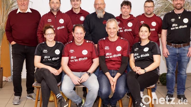 Nach der großen Corona-Bremse bringt der Vorstand das Vereinsleben wieder in Schwung: (sitzend von links) Carmen Seibertz, Matthias Hösl, Jochen Ullmann und Stefanie Hautmann, (stehend von links) Dritter Bürgermeister Eberhard Besold, Roman Schmidt, Stefan Müller, Michael Münch, Roland Hautmann, Roland Schöler und Philipp Hautmann. Bild: bkr