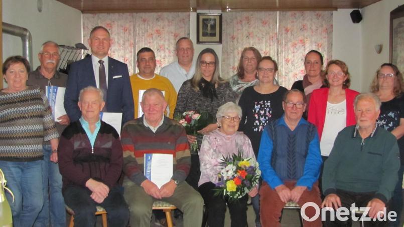 Carola Brust (stehend, Sechste von links) ist Vorsitzende, Doris Borchardt (stehend, Zweite von rechts) ist neue Stellvertreterin. Für 20 Jahre Treue wurden Werner Geyer (sitzend, Zweiter von links) und Michael Buxbaum (stehend, Fünfter von links) geehrt. Erhard Kleber (sitzend, links) bleibt Dritter Vorsitzender. Als Beisitzer schieden aus: Werner Geyer, Marianne Fenk-Rieder und Josef Rieder (sitzend, Zweiter bis Vierter von links). Rechts, sitzend, Dietmar Horch, neuer Beisitzer. Bild: sei