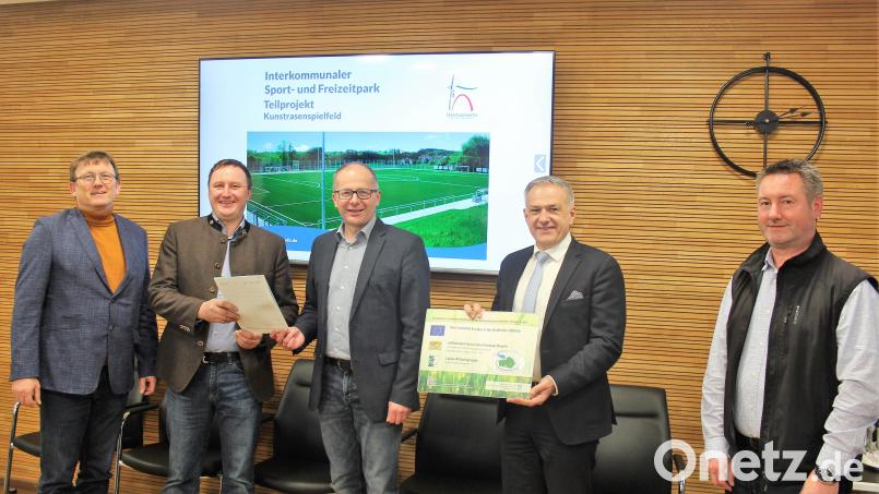 Leader-Koordinator Hans-Michael Pilz , AELF-Sachgebietsleiter Stefan Enders, Bürgermeister Roman Schäffler, Landrat Roland Grillmeier sowie Stefan Gassler vom Städtischen Bauamt (von links) war die Freude über die Förderzusage anzusehen. Bild: stg