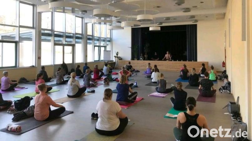 Die Yogastunde von "KB Aktiv" wurde im Saal des Emil-Kemmer-Hauses sehr zahlreich angenommen und dabei gerne für die ukrainischen Flüchtlinge gespendet. Bild: Karina Back/exb