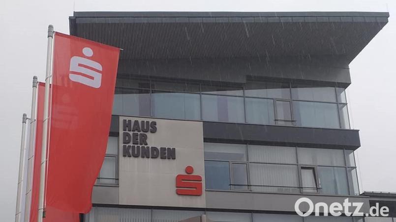 Die Sparkasse Amberg-Sulzbach lässt die Vereine und Verbände aus der Region nicht im Regen stehen und spendet wieder. Diesmal sind es 22.900 Euro. Bild: tk