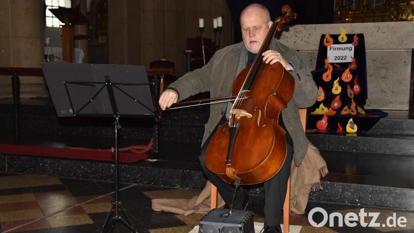 Bedächtige, tiefe Klänge entlockt Ludwig Frankmar seinem Barockcello beim Konzert zur Passionszeit in der Josefskirche. Bild: hcz