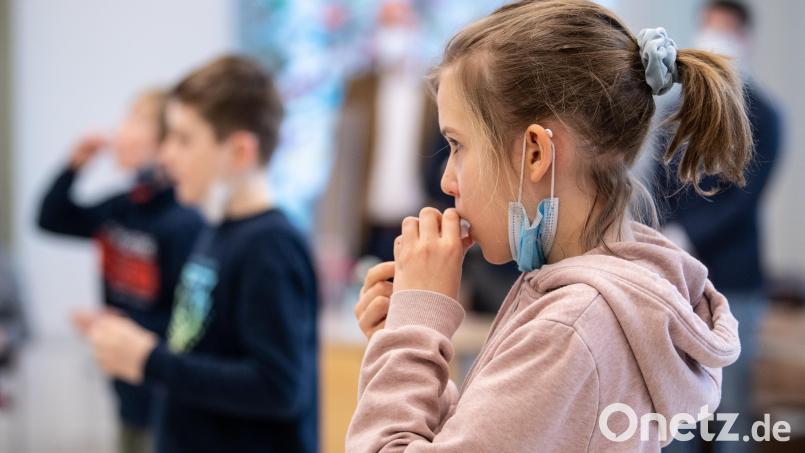 Ab Mai fallen die Tests in Schulen und Kitas. Symbolbild: Matthias Balk