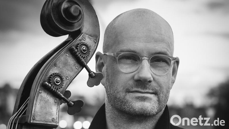Bassist Sven Faller lädt seine Gäste im Badehaus Maiersreuth zu lockeren Gesprächen und gemeinsamem Musizieren ein. Bild: exb