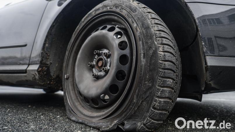 Ein Unbekannter beschädigte in Regenstauf mehrere Autoreifen. Bild: Armin Weigel
