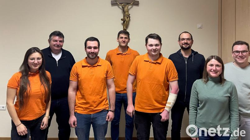 Jonas Steiner (Dritter von links) und Johannes Wolf (Fünfter von links) führen die Schirmitzer Kolpingjugend. Josef Ziegler, Vorsitzender der Kolpingsfamilie, gratulierte zur Wahl und dankte Katharina Steinhilber (Zweite von rechts), Thomas Steinhilber (rechts) und Michael Ziegler (Dritter von rechts) Zum Vorstand zählen zudem der neue Kassier Luca Zaruba (Vierter von links) und Schriftführerin Jaqueline Faltenbacher (links). Bild: Kolpingjugend Schirmitz/exb