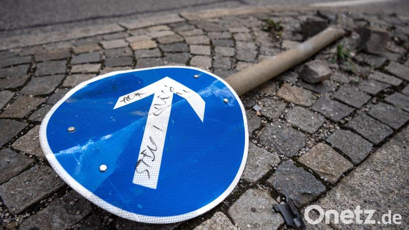 Das Fahrzeug eines alkoholisierten Fahrers ist nach der Kollision mit einem Verkehrszeichen auf einer Verkehrsinsel nicht mehr fahrbereit. Symbolbild: Sina Schuldt