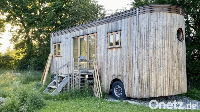 Ein Tiny House im Vohenstraußer Ortsteil Oberlind. Das Haus steht auf einem regulären Baugrundstück und ist an die öffentliche Versorgung angeschlossen. Bild: Eichl