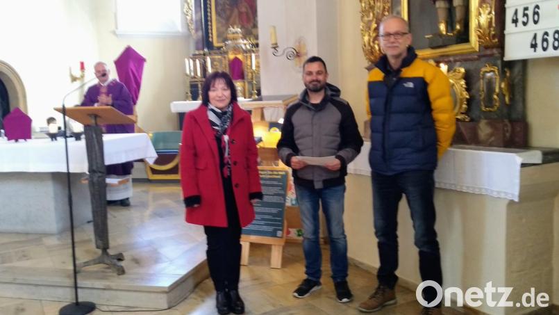 Bei der Spendenübergabe (von links) Pfarrer Roland Klein (hinten), Brigitte Grimm, Daniel Salcher und Steffen Preiß. Bild: Carola Helm/exb