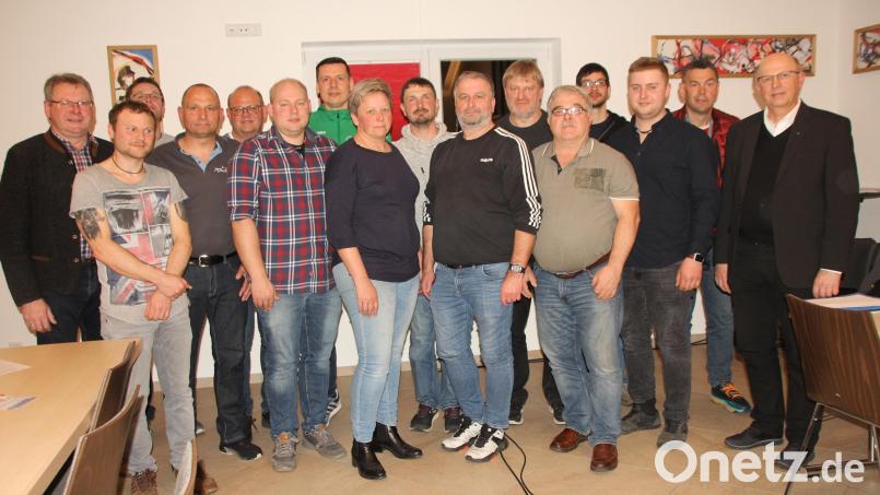 Die Vereinsgemeinschaft Pertolzhofen und das Vorstandsteam werden auch weiterhin von Wunibald Zwack (Vierter von links) geführt. Bürgermeister Martin Prey (links) und Pfarrer Herbert Rösl (rechts) gratulierten zur Wiederwahl. Bild: Fröhlich/exb