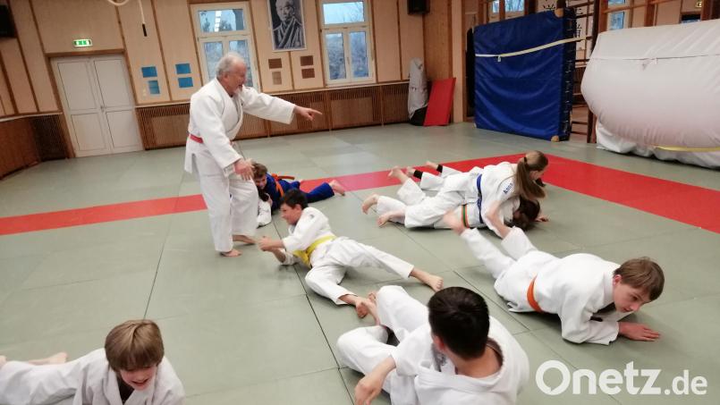 Stützpunkttrainer Florian Velici (links hinten) gibt den Nachwuchsjudokas bei einer Trainingseinheit Tipps zu den Bodentechniken. Bild: tbi