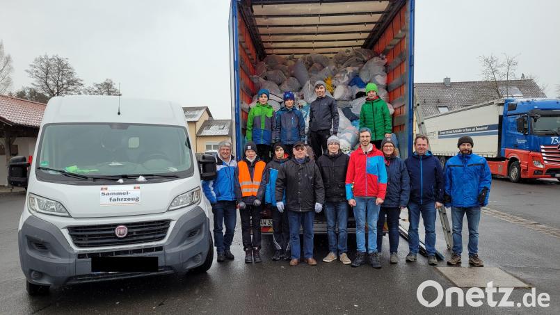 Nach getaner Arbeit versammelten sich die Helfer bei der Kleidersammlung der Kolpingsfamilie zu einem gemeinsamen Gruppenfoto. Bild: hir