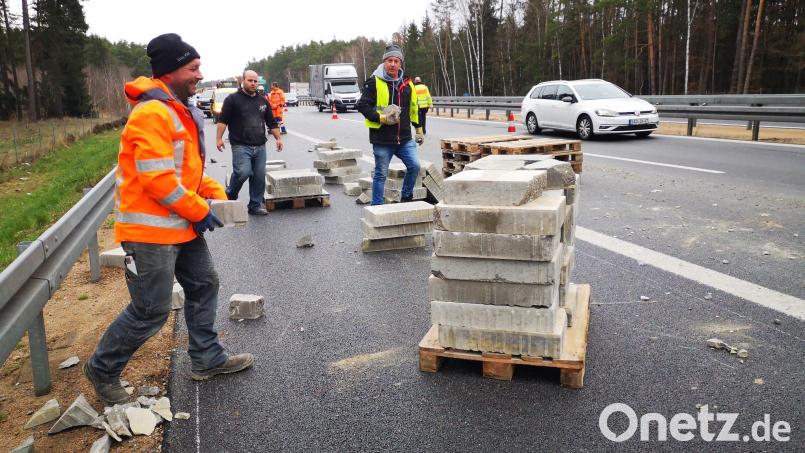 Bei einem Lkw-Unfall auf der Autobahn bei Schwandorf landeten Gehwegplatten aus der Lkw-Ladung auf der Straße. Die Aufräum-Arbeiten dauerten einige Zeit. Bild: Thomas Dobler