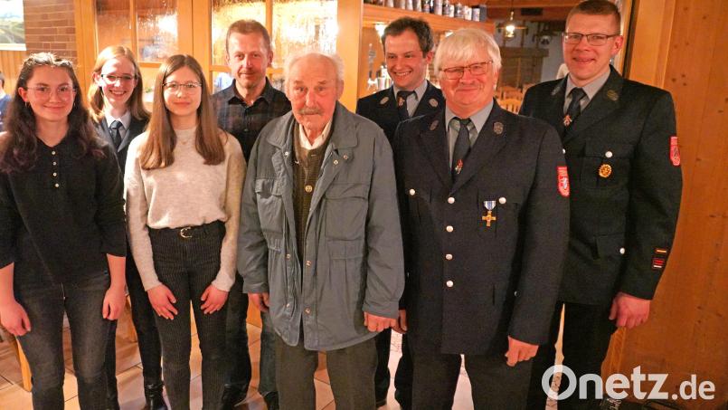 Luisa Neuber, 2. Vorsitzende Sina Bayer, Theresa Gollwitzer, Martin Gollwitzer, Albert Wüst, 2. Kommandant Stefan Weig, Vorsitzender Hans Dittmann und 1. Kommandant Florian Weig (von links) bei der Jahreshauptversammlung, die eine besondere Ehrung beinhaltete Bild: fvo