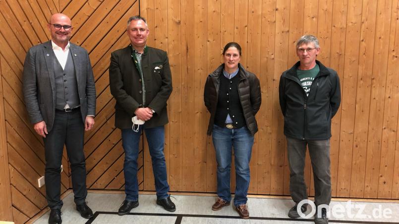 Bürgermeister Maximilian Beer (links) und Vorsitzender Franz Fischer (rechts) hießen Jürgen und Caroline Donhauser als neue Pächter willkommen. Bild: Johanna Betz/exb