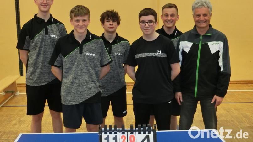 Die Jugend der DJK Neuhaus steigt in die BOL auf. Abteilungsleiter Wolfgang Rumepl (rechts) gratulierte. Bild: Rumpel