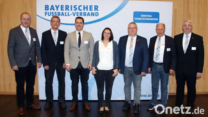 Der neue Kreis-Ausschuss Cham/Schwandorf: (von links) Kreis-Jugendleiter Karl Helmberger, Kreis-Spielleiter Ludwig Held, Kreis-Schiedsrichterobmann Stefan Mehrl, Kreisbeauftragte für den Frauen- und Mädchenfußball Kerstin Ernst, Kreis-Vorsitzender Werner Mages, Kreis-Ehrenamtsbeauftragter Georg Höcherl sowie Bezirks-Vorsitzender Thomas Graml Bild: Timmy Joe Schlesinger/BFV