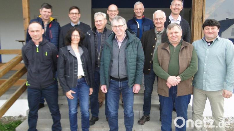 Das Bild entstand nach der Wahl und zeigt (erste Reihe, von links) Armin Beer, Angelika Graf-Hofstetter, Josef Scheibinger, Konrad Kederer und Anton Prüfling sowie (zweite Reihe von links) Richard Luber, Norbert Irlbacher, Alfred Eckl, Ulrich Heigl, Hans Lobinger, Hubert Lobinger und Markus Lobinger. Bild: Karl Beer/exb