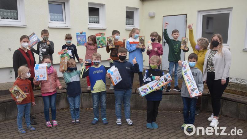 Hände hoch für die erfolgreichen Buben und Mädchen. Die Kinder freuen sich über ihre Preise, die sie beim Malwettbewerb ergatterten. Bild: fz