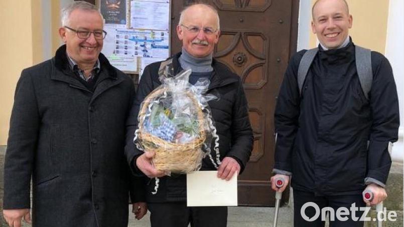 Kaplan Pater Rafal (rechts) und Kirchenpfleger Josef Greiner (links) verabschiedeten den langjährigen Pfarrgemeinderat Josef Lindner Bild: Linda Schmauß/exb