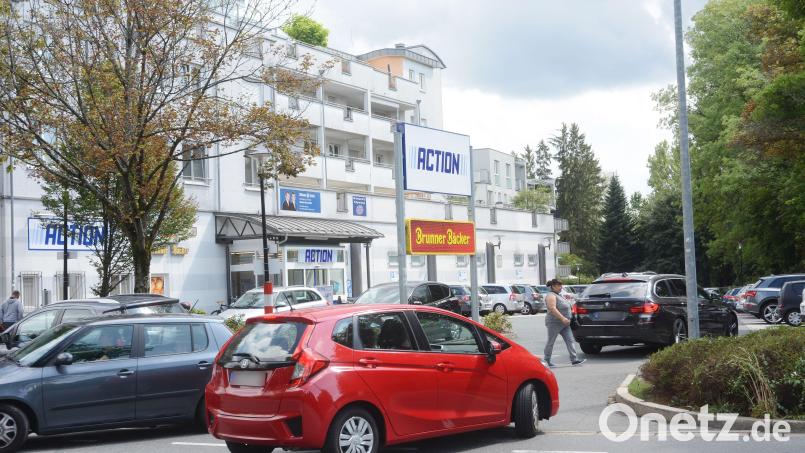 Bei einer Parkplatzausfahrt in Regenstauf kommt es zum Zusammenstoß. Symbolbild: Gabi Schönberger