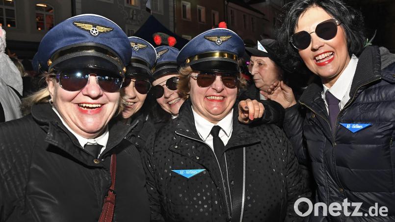Abgehoben, die Crew vom AZ-Schalter: Mit diesem Erinnerungsfoto an die Hexennacht 2020, wo sie als Pilotinnen unterwegs waren, haben die Mitarbeiterinnen den ersten Preis beim Stadtmarketing gewonnen. Bild: Petra Hartl