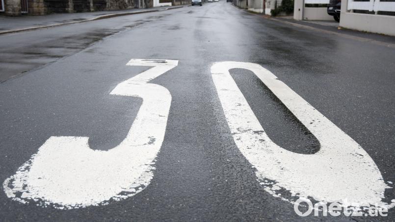 Im Weidener Hopfenweg gilt schon jetzt auf einem Teilstück Tempo 30. Wenn es nach der SPD geht, soll das auf allen kommunalen Straßen so sein. Bild: Gabi Schönberger