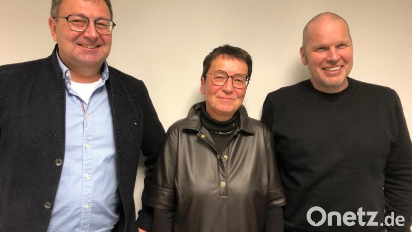 Petra Helgert führt als neue Präsidentin den Lions-Club Goldene Straße. Flankiert wird sie von den Vizepräsident Frank Irlbacher (links) und ihrem Vorgänger Udo Zrenner. Bild: Hubert Schober/exb