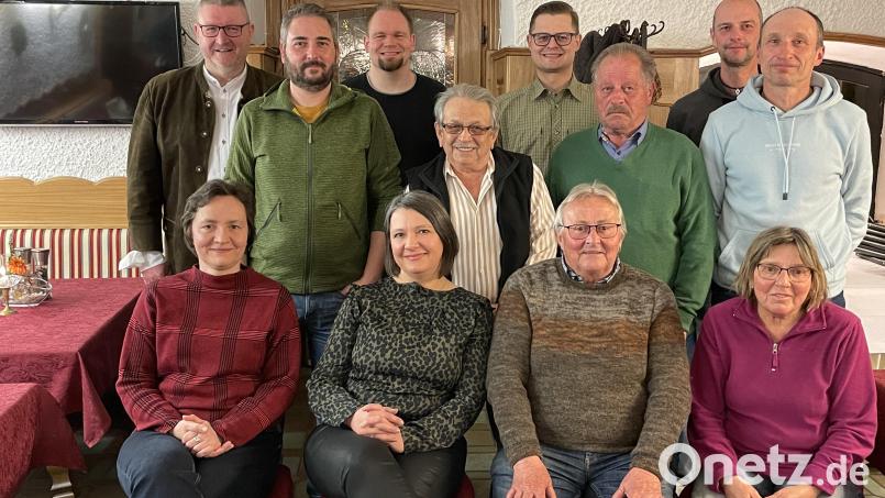 Das Vorstandsteam des Kleingartenvereins, sitzend von links Fachberaterin Manuela Pappenberger, Benedicte Bodelle, Reinhard Heller, Bianca Heller. Stehend von links Klaus Schuster, Thomas Hausner, Sebastian Poss, Josef Sticht, Lars Trinks, Alois Fischer, Markus Band und Markus Strobl. Bild: Klaus Schuster/exb
