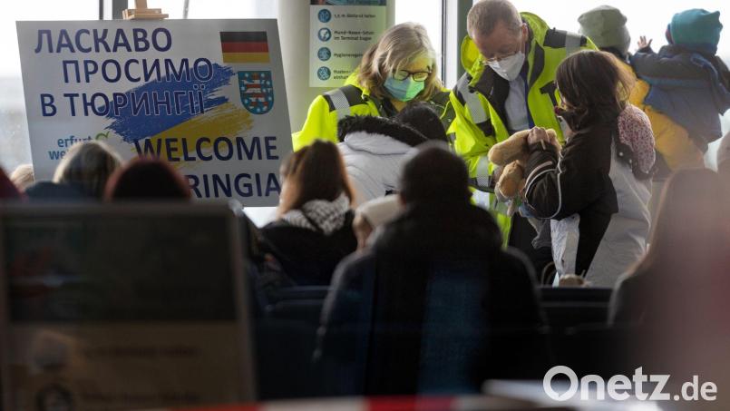 Flüchtlinge aus der Ukraine stehen nach der Ankunft aus Chisinau/Moldau im Sicherheitsbereich des Flughafen Erfurt-Weimar. Bild: Michael Reichel/dpa