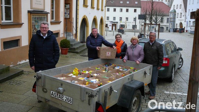 Bürgermeister Michael Göth (links) freut sich mit den Vertretern der Initiative Meine über einen Autoanhänger voll Ostergeschenke für bedürftige Familien. Bild: ige